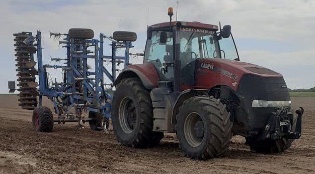 Déchaumage avec CASE IH 315.jpg