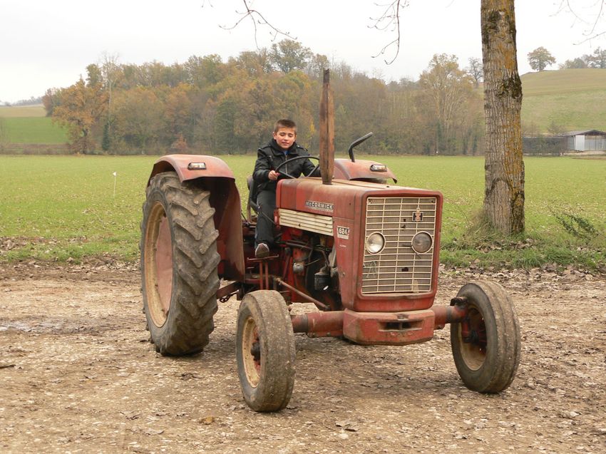 Paul, alors âgé de 10 ans, fait ses premiers tours de roues