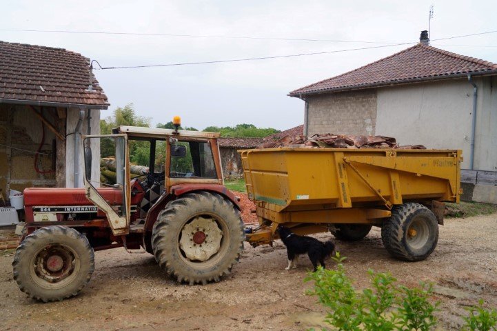 Avec la remorque pour le bois